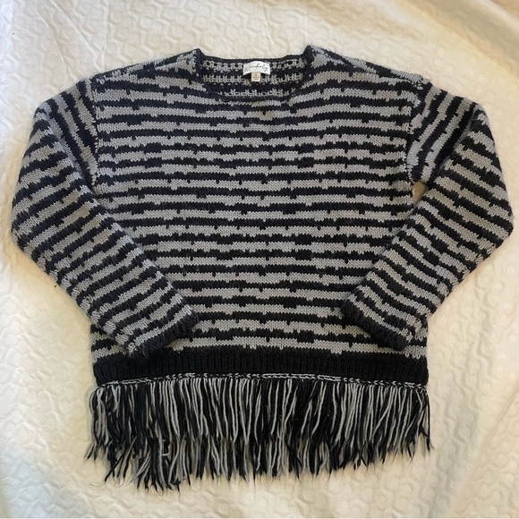 Wonderly Women’s Drop Shoulder Sweater w/ Fringe Bottom Detail Small Knit Fuzzy - Picture 2 of 7